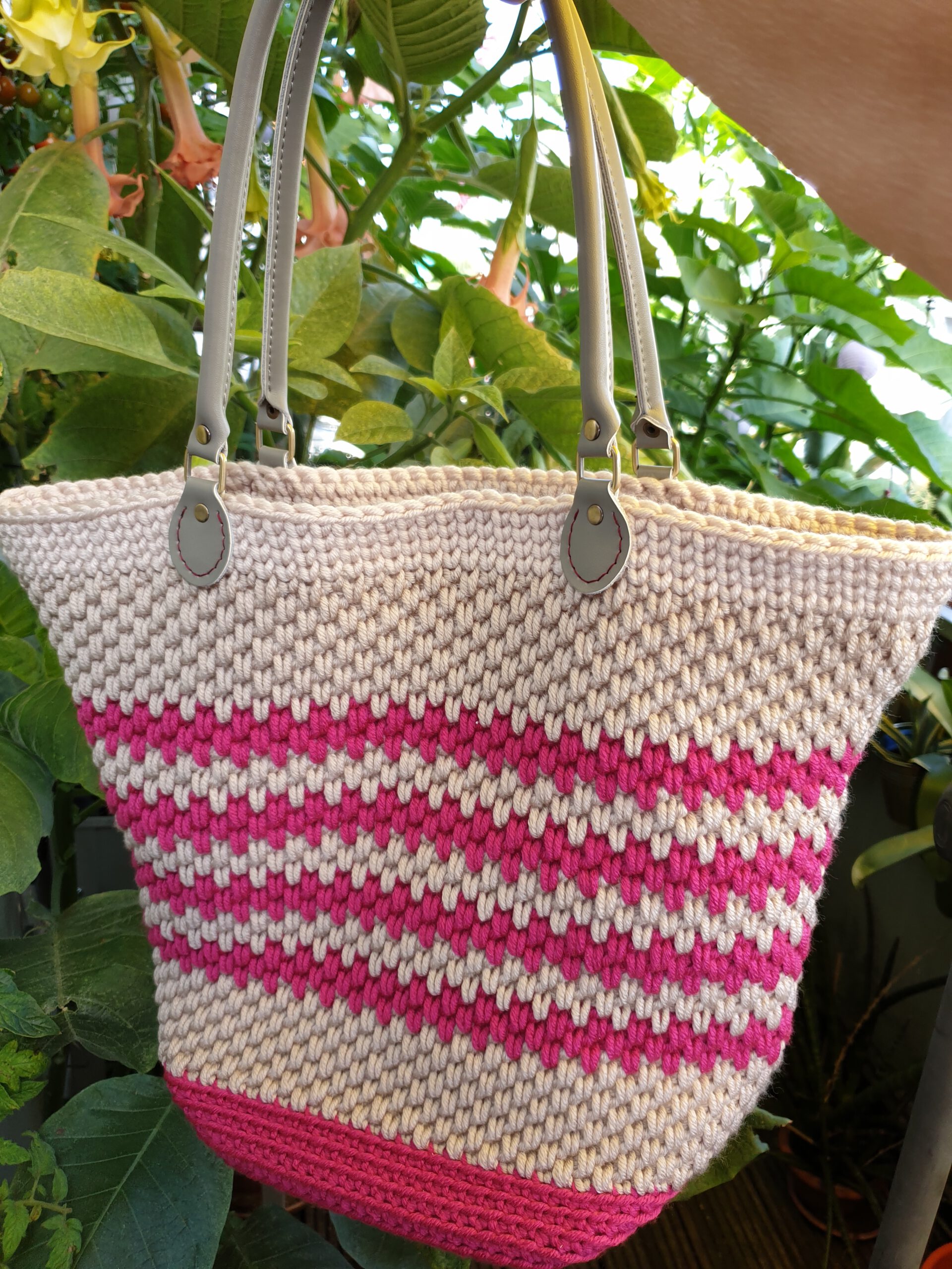 https://www.ravelry.com/patterns/library/maxines-tote-shopper-bag