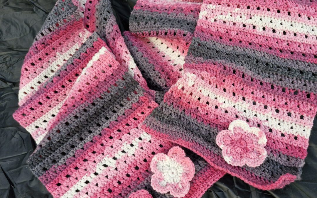 🌸 Batik Flower Shawl – A Cozy Chunky Crochet Shawl with Color-Changing Stripes and Three Sweet Flowers