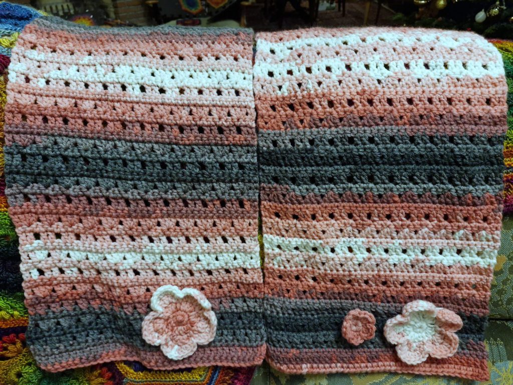 Striped stitch pattern of the Batik Flower Shawl in batik yarn